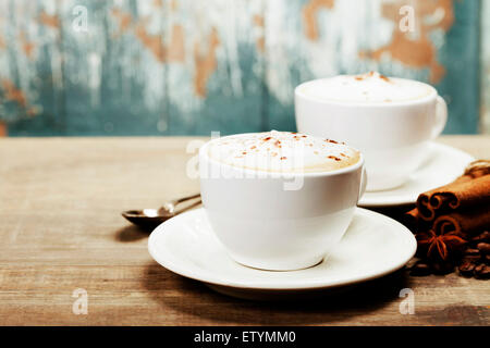 Zwei Tassen Kaffee auf alten Holztisch Stockfoto
