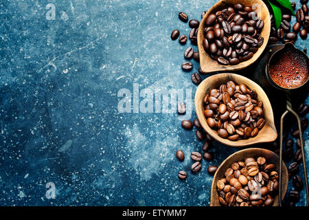 Draufsicht von drei verschiedenen Sorten von Kaffeebohnen auf dunkle Vintage-Hintergrund Stockfoto