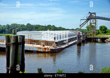 In Seaford, Delaware, befindet sich ein beladener Getreidekahn in der Nähe eines Docks am Nanticoke River. Stockfoto