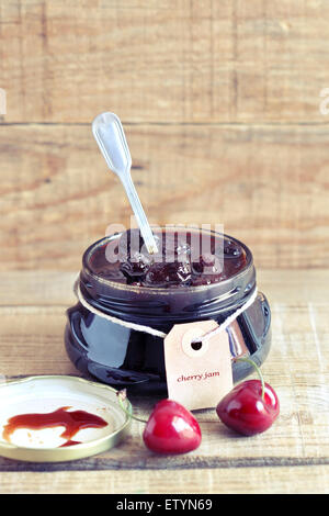 Kirschmarmelade in ein Glas mit label Stockfoto