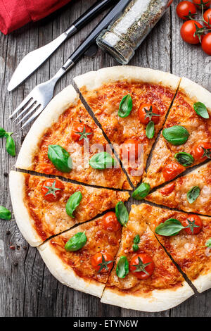 Italienische Pizza Margherita auf einem Holztisch Stockfoto