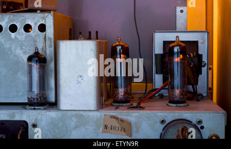 Vintage Funkspruch Ventile (Elektronenröhren), die Leuchten und macht einen Funkempfänger. Stockfoto