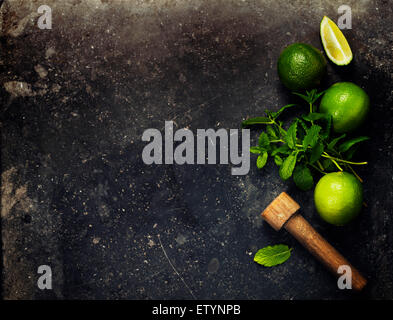 Zutaten für die Herstellung von Mojitos (Eiswürfel, Minze, Zucker und Kalk auf rustikalen Hintergrund) Stockfoto