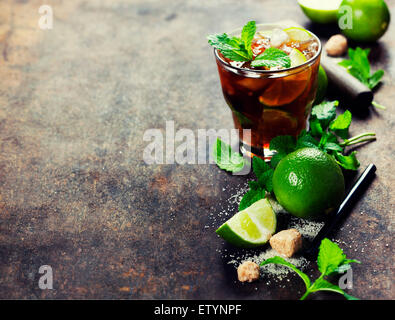 Zutaten für die Herstellung von Mojitos (Eiswürfel, Minze, Zucker und Kalk auf rustikalen Hintergrund) Stockfoto