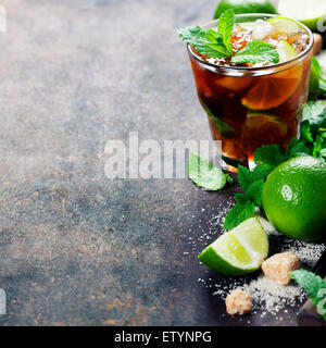 Zutaten für die Herstellung von Mojitos (Eiswürfel, Minze, Zucker und Kalk auf rustikalen Hintergrund) Stockfoto