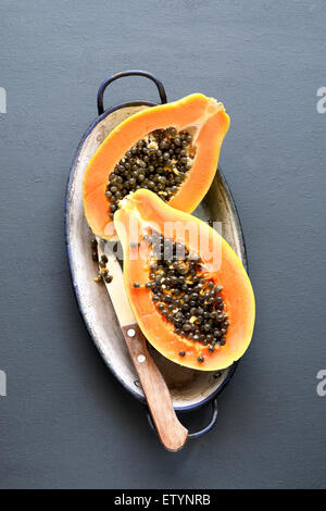 In Scheiben frischer Papaya Frucht auf ein Emaille-Schild Stockfoto