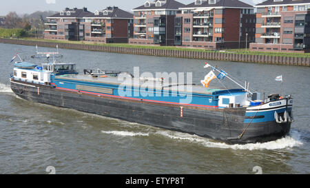 Die Chasseur, ein Schiff, das den Amsterdam-Rijnkanaal, eine wichtige europäische Wasserstraße, befahren hat und die maritime Industrie und den Transport im Hafenbereich widerspiegelt. Stockfoto