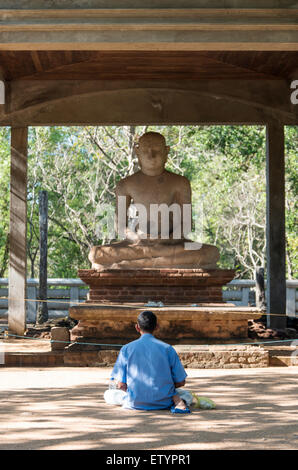 Mann Meditates vor Samadhi Buddha-Statue, Anuradhapura, Sri Lanka Stockfoto