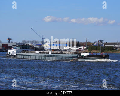 ENI 02008197 ist ein Tankschiff, speziell ein Frachtschiff, das den Noordzeekanaal in den Niederlanden befährt. Das Schiff nähert sich einem Dock im Hafen und ist in der Regel am Transport von Öl und anderen Gütern beteiligt. Das Bild zeigt die geschäftige Hafenaktivität und zeigt die Größe und den Betrieb der modernen Schifffahrt- und Hafenlogistik. Stockfoto