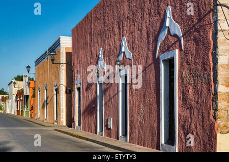 Historischen spanischen kolonialen Stil Häuser in der Calle 41A (Calz de Los Frailes) in Bundesstaates Valladolid, Yucatán, Mexiko Stockfoto