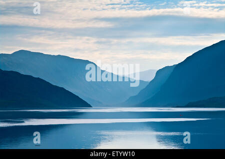 Ruhe Morgen, Reflexionen auf dem Loch Glendhu aus Kylesku, Nordküste 500, Sutherland, Northwest Highlands, Schottland Großbritannien gesehen Stockfoto