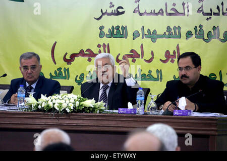 Ramallah, Westjordanland, Palästinensische Gebiete. 8. Oktober 2012. Palästinenserpräsident Mahmoud Abbas Stühle ein Treffen mit dem revolutionären Rat seiner Regierenden Fatah-Partei in der Westbank Ramallah am 16. Juni 2015 © Osama Falah/APA Bilder/ZUMA Draht/Alamy Live News Stockfoto