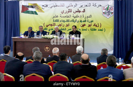 Ramallah, Westjordanland, Palästinensische Gebiete. 8. Oktober 2012. Palästinenserpräsident Mahmoud Abbas Stühle ein Treffen mit dem revolutionären Rat seiner Regierenden Fatah-Partei in der Westbank Ramallah am 16. Juni 2015 © Osama Falah/APA Bilder/ZUMA Draht/Alamy Live News Stockfoto