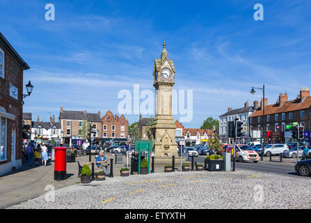 Uhrturm in den Marktplatz, Thirsk, North Yorkshire, England, UK Stockfoto
