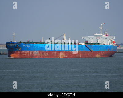Die *Oklahoma* (IMO 9321964) ist ein Öltankschiff, das im Hafen von Rotterdam angedockt wird. Das Schiff ist Teil der Weltschifffahrtsflotte und transportiert Öl und andere Fracht, die für den internationalen Handel und die Energieversorgung von entscheidender Bedeutung sind. Stockfoto