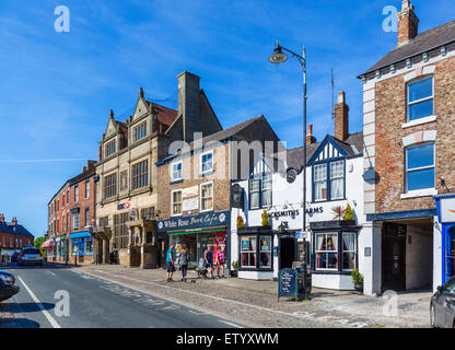 Geschäfte auf Millgate in der Stadt Zentrum, Thirsk, North Yorkshire, England, UK Stockfoto