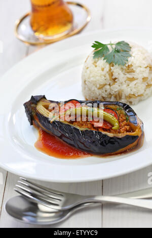 Karniyarik Pilav, gefüllte Auberginen mit Pilaw, türkische Küche, die isoliert auf weißem Hintergrund Stockfoto