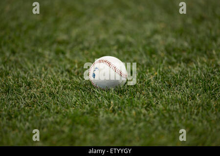 Milwaukee, WI, USA. 15. Juni 2015. Ein Major-League-Ball sitzt auf dem Boden vor dem Hauptliga-Baseball-Spiel zwischen den Milwaukee Brewers und den Kansas City Royals im Miller Park in Milwaukee, Wisconsin. Bildnachweis: Cal Sport Media/Alamy Live-Nachrichten Stockfoto