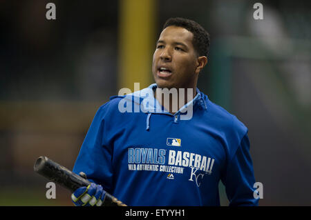 Milwaukee, WI, USA. 15. Juni 2015. Kansas City Royals Catcher Salvador Perez #13 vor dem Hauptliga-Baseball-Spiel zwischen den Milwaukee Brewers und den Kansas City Royals im Miller Park in Milwaukee, Wisconsin. Bildnachweis: Cal Sport Media/Alamy Live-Nachrichten Stockfoto