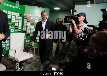 Sevilla, Andalusien, Spanien. 16. Juni 2015.  Rafael Van der Vaart (Niederlande), während seines Vortrags bei seinem neuen club Real Betis Balompié, die Zugehörigkeit zu der spanischen ersten Abteilung Fußball, 2015 16 Juni in Sevilla, Spanien. Bildnachweis: Kiko Jimenez/Alamy Live-Nachrichten Stockfoto