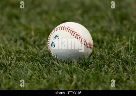 Milwaukee, WI, USA. 15. Juni 2015. Ein Major-League-Ball liegt auf dem Rasen vor dem Hauptliga-Baseball-Spiel zwischen den Milwaukee Brewers und den Kansas City Royals im Miller Park in Milwaukee, Wisconsin. Bildnachweis: Cal Sport Media/Alamy Live-Nachrichten Stockfoto