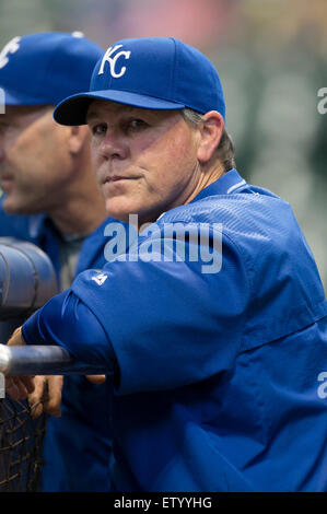 Milwaukee, WI, USA. 15. Juni 2015. Kansas City Royals Manager Ned Yost #3 Uhren mit der Wimper Praxis vor dem Hauptliga-Baseball-Spiel zwischen den Milwaukee Brewers und den Kansas City Royals im Miller Park in Milwaukee, Wisconsin. Bildnachweis: Cal Sport Media/Alamy Live-Nachrichten Stockfoto