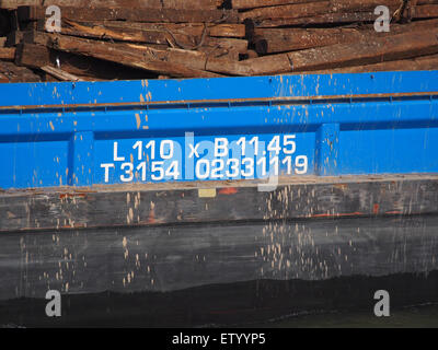 Die *Rosanna* (ENI 02331119) ist ein Schiff, das auf dem Amsterdam-Rijnkanaal navigiert. Sie ist hier in einem Hafen oder Hafen dargestellt und veranschaulicht ihre Rolle als Frachtführer, der Güter wie Öl oder Container transportieren kann. Die Präsenz des Schiffes auf dieser niederländischen Wasserstraße spiegelt die Bedeutung der Binnenschifffahrt und der Hafeninfrastruktur wider, die den internationalen Handel unterstützt. Stockfoto