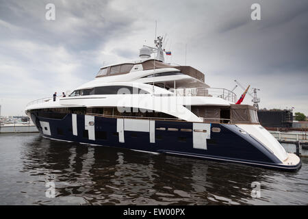 Die Motoryacht ist an Bord repariert Stockfoto