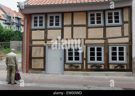 Göttingen, Deutschland. 11. Juni 2015. Die renovierte Fachwerk Fassade des Günter-Grass-Archivs ist zusammen mit Grass Zeichnungen auf "Hundejahre" (Hundejahre) in Göttingen, 11. Juni 2015 abgebildet. Eröffnet wurde die Ausstellung "Guenter Grass, Vonne Endlichkait" am 12. Juni. "Vonne Endlichkait" ist das letzte literarische Werk der deutschen Schriftsteller und Nobel Laureatus Grass, die im April gestorben. Foto: Swen Pfoertner/Dpa/Alamy Live News Stockfoto