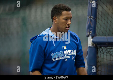 Milwaukee, WI, USA. 15. Juni 2015. Kansas City Royals Catcher Salvador Perez #13 vor dem Hauptliga-Baseball-Spiel zwischen den Milwaukee Brewers und den Kansas City Royals im Miller Park in Milwaukee, Wisconsin. Bildnachweis: Cal Sport Media/Alamy Live-Nachrichten Stockfoto