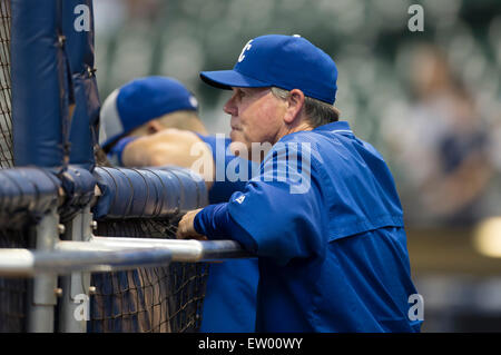 Milwaukee, WI, USA. 15. Juni 2015. Kansas City Royals Manager Ned Yost #3 Uhren mit der Wimper Praxis vor dem Hauptliga-Baseball-Spiel zwischen den Milwaukee Brewers und den Kansas City Royals im Miller Park in Milwaukee, Wisconsin. Bildnachweis: Cal Sport Media/Alamy Live-Nachrichten Stockfoto