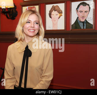 Sienna Miller Karikatur Porträt Enthüllung Sardi Restaurant, einem berühmten Theater Bezirk lokal Featuring: Sienna Miller wo: New York City, New York, USA bei: 27. März 2015 Stockfoto