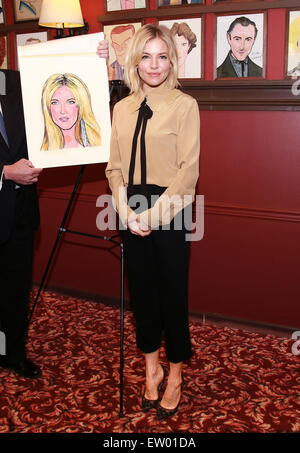 Sienna Miller Karikatur Porträt Enthüllung Sardi Restaurant, einem berühmten Theater Bezirk lokal Featuring: Sienna Miller wo: New York City, New York, USA bei: 27. März 2015 Stockfoto