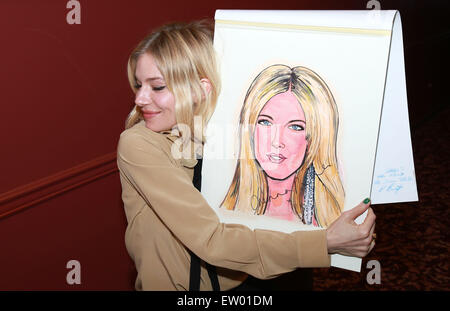 Sienna Miller Karikatur Porträt Enthüllung Sardi Restaurant, einem berühmten Theater Bezirk lokal Featuring: Sienna Miller wo: New York City, New York, USA bei: 27. März 2015 Stockfoto