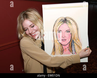 Sienna Miller Karikatur Porträt Enthüllung Sardi Restaurant, einem berühmten Theater Bezirk lokal Featuring: Sienna Miller wo: New York City, New York, USA bei: 27. März 2015 Stockfoto