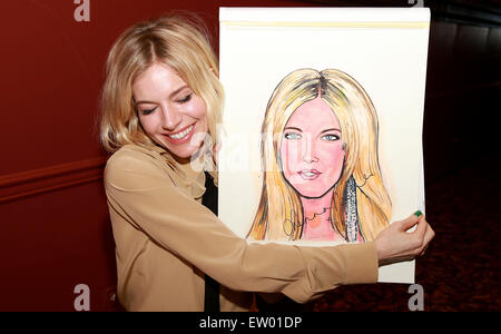 Sienna Miller Karikatur Porträt Enthüllung Sardi Restaurant, einem berühmten Theater Bezirk lokal Featuring: Sienna Miller wo: New York City, New York, USA bei: 27. März 2015 Stockfoto