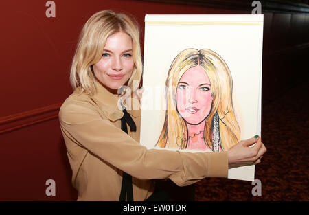 Sienna Miller Karikatur Porträt Enthüllung Sardi Restaurant, einem berühmten Theater Bezirk lokal Featuring: Sienna Miller wo: New York City, New York, USA bei: 27. März 2015 Stockfoto