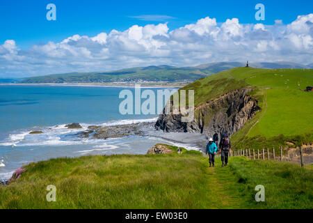 Wanderer auf dem Küstenpfad von Wales in der Nähe von Borth, Ceredigion, Wales, UK Stockfoto
