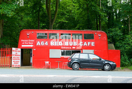 Die A64 Red Bus Cafe in Layby auf A64 Straße in der Nähe von Leeds, West Yorkshire, England UK Stockfoto