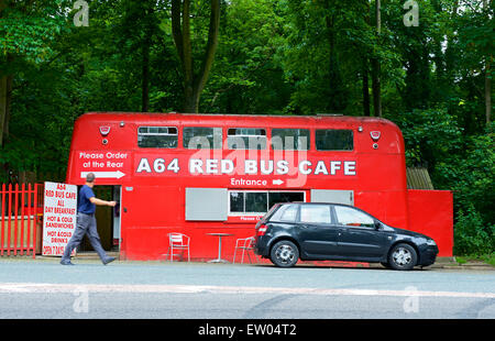 Die A64 Red Bus Cafe in Layby auf A64 Straße in der Nähe von Leeds, West Yorkshire, England UK Stockfoto
