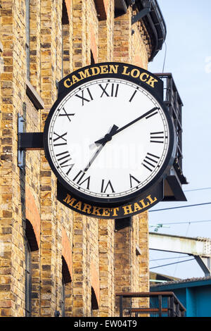 Eine traditionelle Wanduhr ausgesetzt ist als Fähnrich auf der Mauer außerhalb der berühmten Shop und Lebensmittelmarkt von Camden Town, London Stockfoto