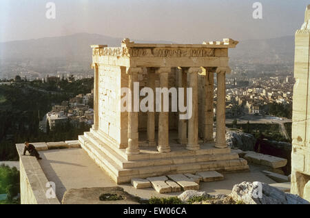 Tempel der Athena Nike in der Mitte der sechziger Jahre Historische Aufnahme des Niketempels der Akropolis in Den Sechzigerjahren Stockfoto