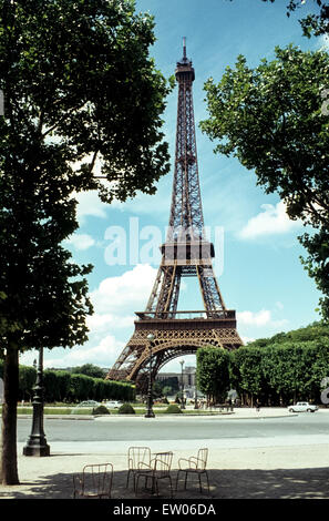 Eiffelturm in Paris in der Mitte der sechziger Jahre Der Eiffelturm in Paris in den Sechziger Jahren von Einem fast Menschenleeren Platz Stockfoto