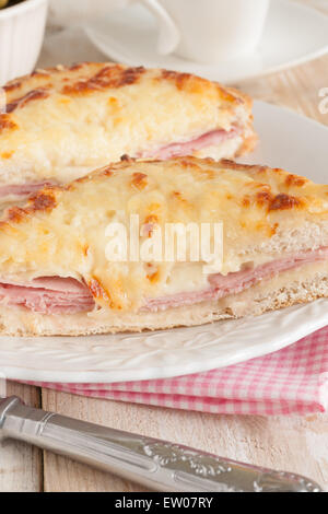 Croque Monsieur eine traditionelle französische geröstetem Käse und Schinken Sandwich garniert mit Bechamel-sauce Stockfoto