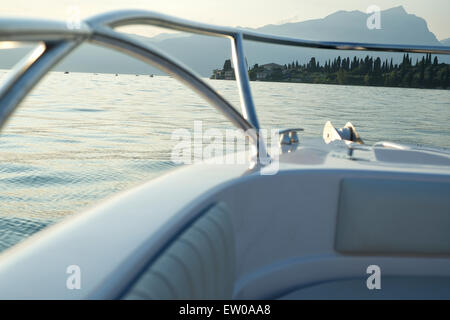 Reise auf einem Motorboot auf dem Gardasee von Bardolino nach Punta San Vigilio Stockfoto