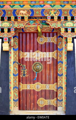 Reichlich verziert-traditionellen tibetischen Stil-Holztür in der Altstadt der Stadt. Gyantse Stadt und Grafschaft-Shigatse Pref.-Tibet. Stockfoto