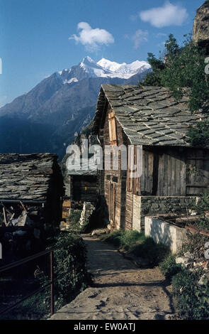 Weiler Eggen mit Brunnegghorn und Bishorn 1981. Vorne alte Häuser. Der Weiler Eggen mit Brunnegghorn und Bishorn Stockfoto