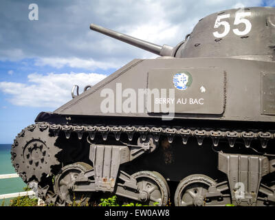 Eine alte Panzer im zweiten Weltkrieg verwendet ist auf den Hügeln von Arromanches in der Normandie, als ein Denkmal für die Alliierten Truppen ausgesetzt. Stockfoto