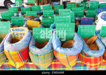 Mehrere Taschen mit typischen Gewürze zum Kochen mit Tags Berichterstattung Namen und Preise sind auf einem Marktstand ausgesetzt. Stockfoto