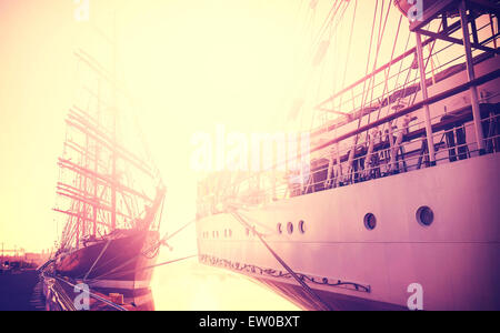 Vintage getönten Segelboote bei Sonnenaufgang Hintergrund, Platz für Text. Stockfoto